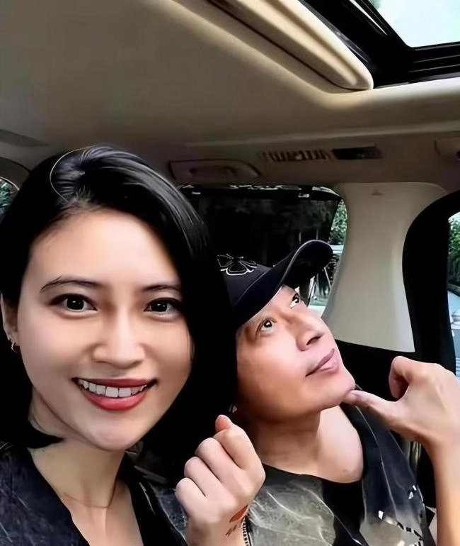 马景涛陪小26岁女友回乡与岳父同框似兄弟