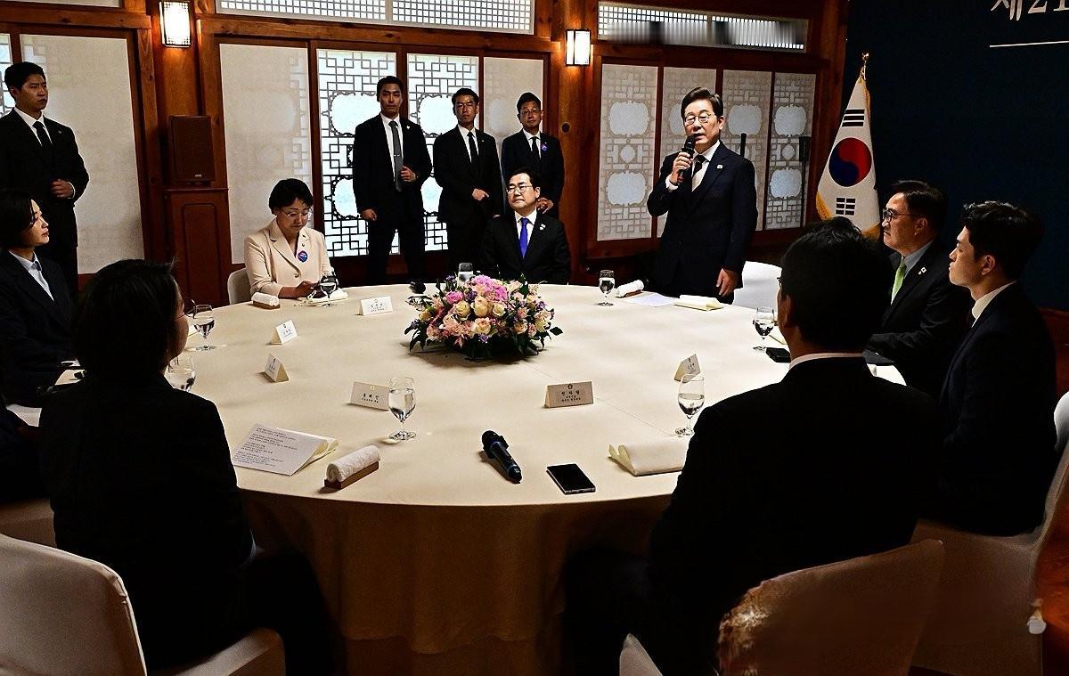 李在明就任的第一次午餐与朝野各代表一起。国会议长，六大在野党党首出席。李在