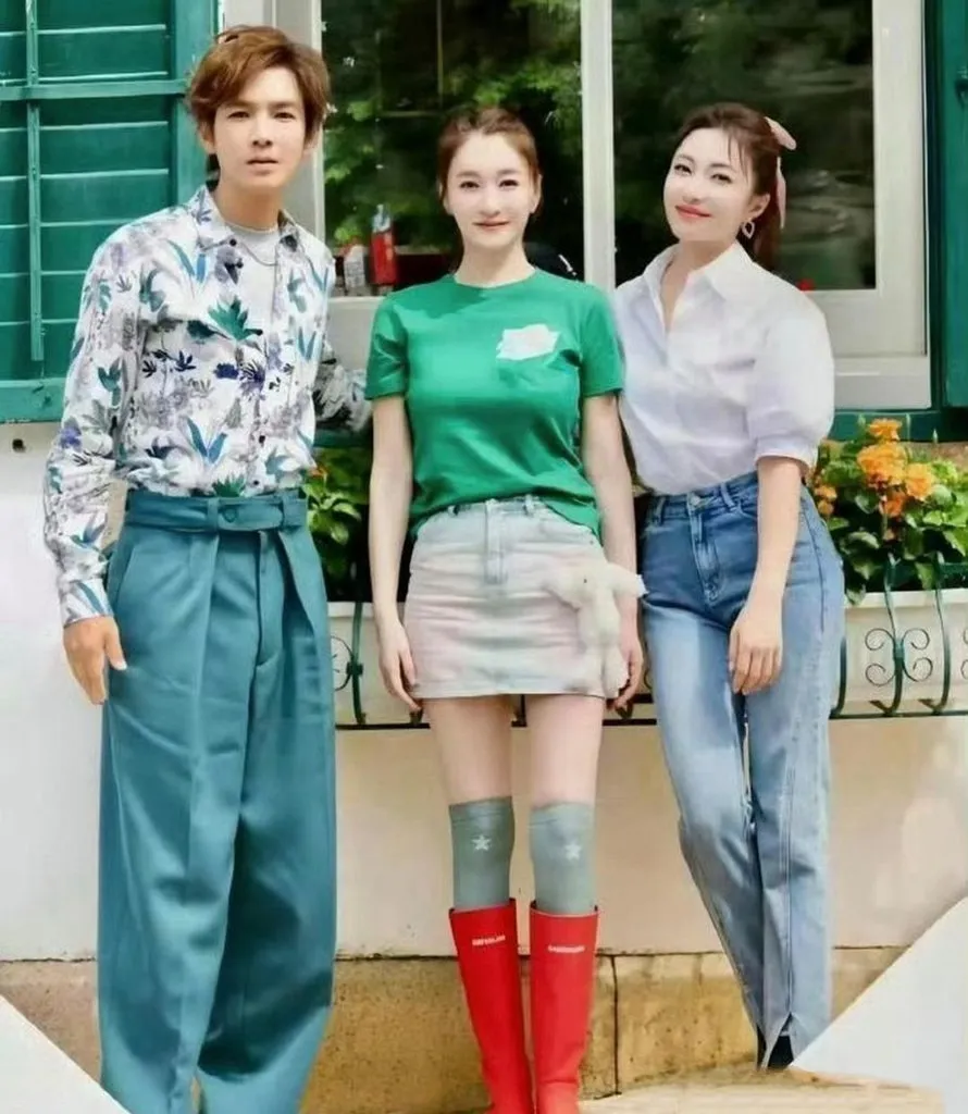 李小冉早年无修图旧照曝光，终于明白为什么有人愿意追她整整十年。没有滤镜，没有精修，原生镜头下的她皮肤