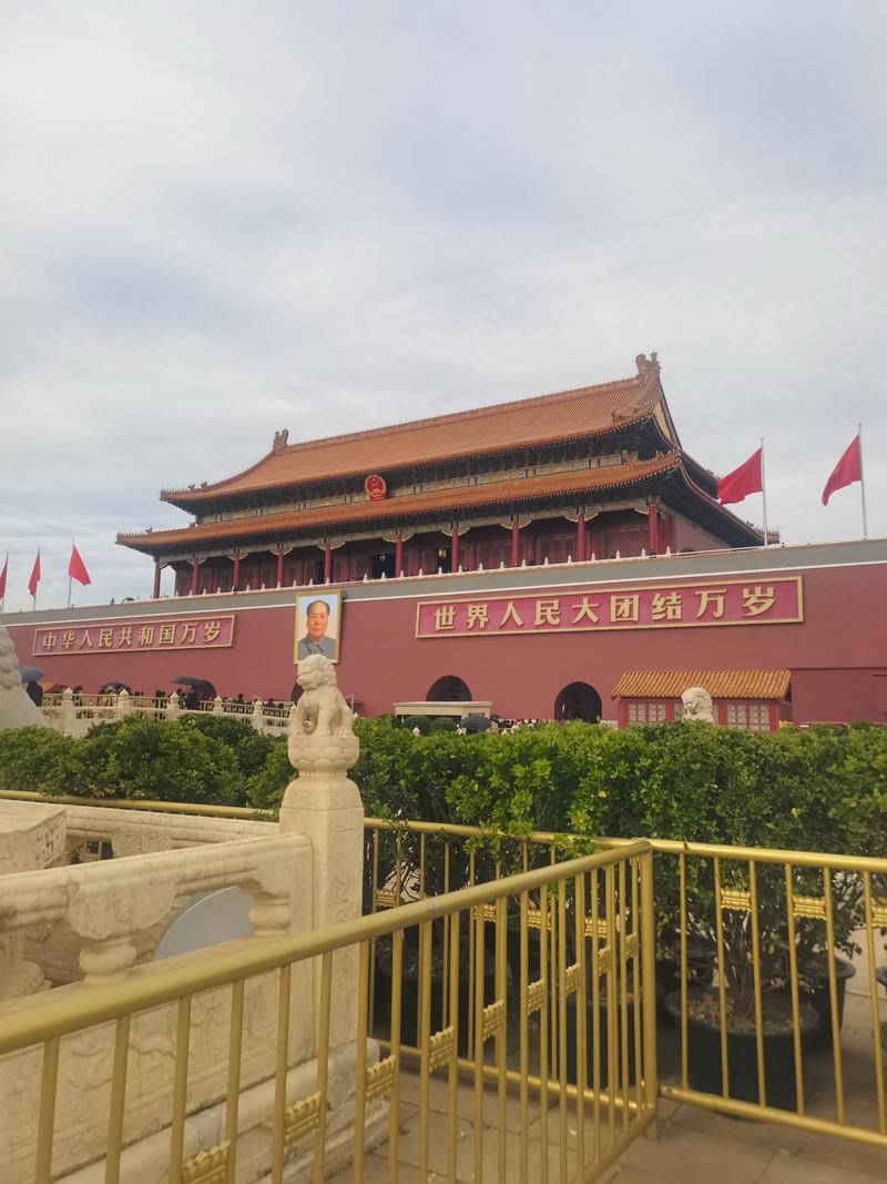 北京故宫旧称紫禁城，明永乐四年始建，历时14年落成，是明清两代24位皇帝的皇家居