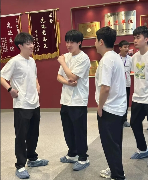 仔细看这张照片才发现，有人被排挤了，不是大头，也不是林昀儒，更不是黄友政
