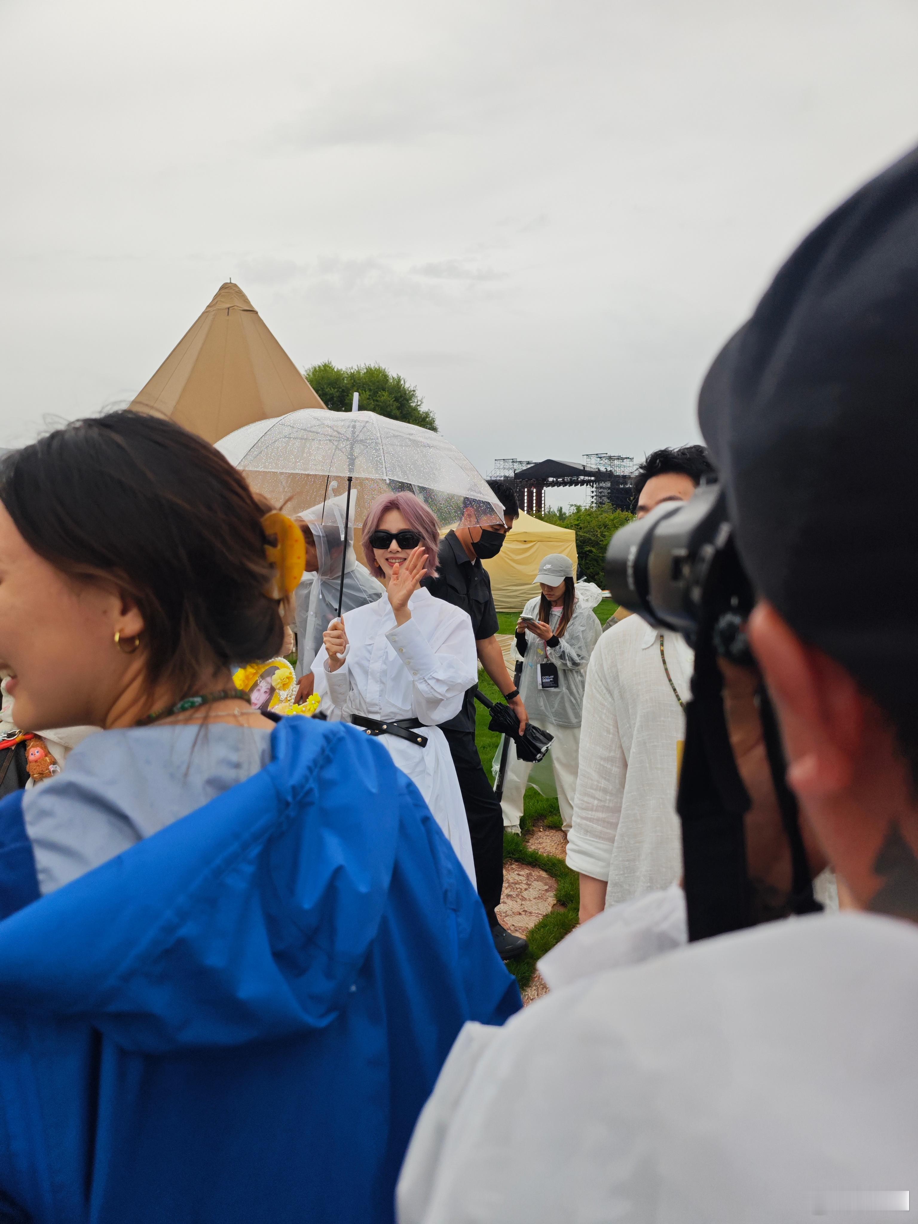 在丽江部落里偶遇刘诗诗网友丽江偶遇刘诗诗，路透状态太好了，粉紫色发色搭配简约白裙