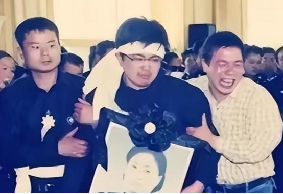 任长霞局长牺牲时，17岁的儿子卫辰尧正备战高考，4年后，父亲也因病去世，失去双亲