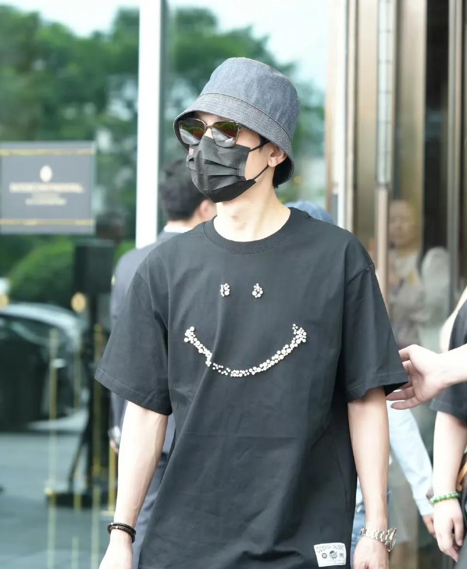 陈楚生真的没有必要再换那么多套衣服了，就这一件足矣！从陈楚生参加歌手以来，天天