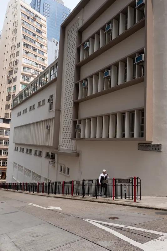 香港那场火里，藏着比火焰更烫的东西——是菲佣蜷成球的背影。浓烟卷着火星扑过来时，