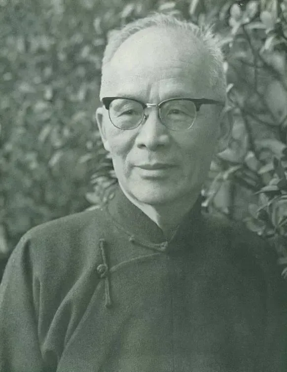 1942年春，青帮头目吴四宝被日本人毒死，他的老婆佘爱珍哭得死去活来。没想到早就