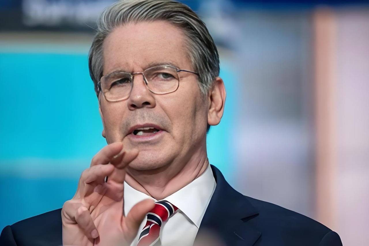 面对镜头,美国财长贝森特冷静下来终于说出了心中的话:中国是美国在现代史上从没见到