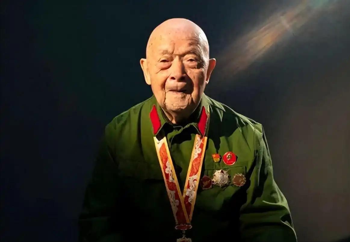 抗美援朝时，他一人歼敌400余人，立下汗马功劳，复员时，却因工作人员写错一字，苦