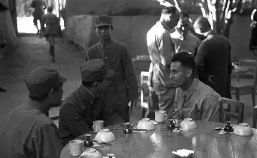 1944年，美军观察组访问延安时，随身携带了一款M1卡宾枪。这是一款二战名枪，虽