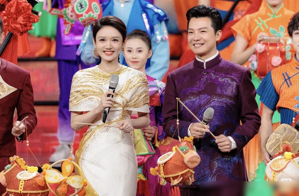 任鲁豫往台上一站，这元宵晚会的定海神针就稳了。龙洋一袭白金刺绣旗袍，这哪是在主持