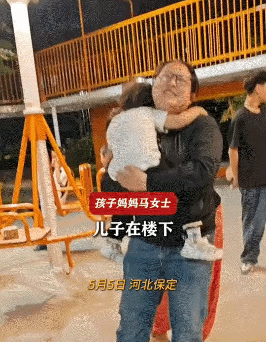 长得也太像了吧！河北保定，一哥哥带着两岁妹妹下楼玩耍，不料妹妹突然扑到一位陌生阿