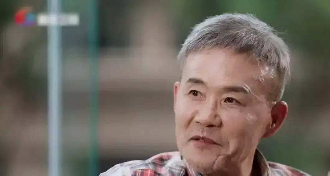 王石在节目里说起当年追田朴珺，滑雪摔断两根肋骨，疼得直冒冷汗还硬撑着陪她吃完那顿