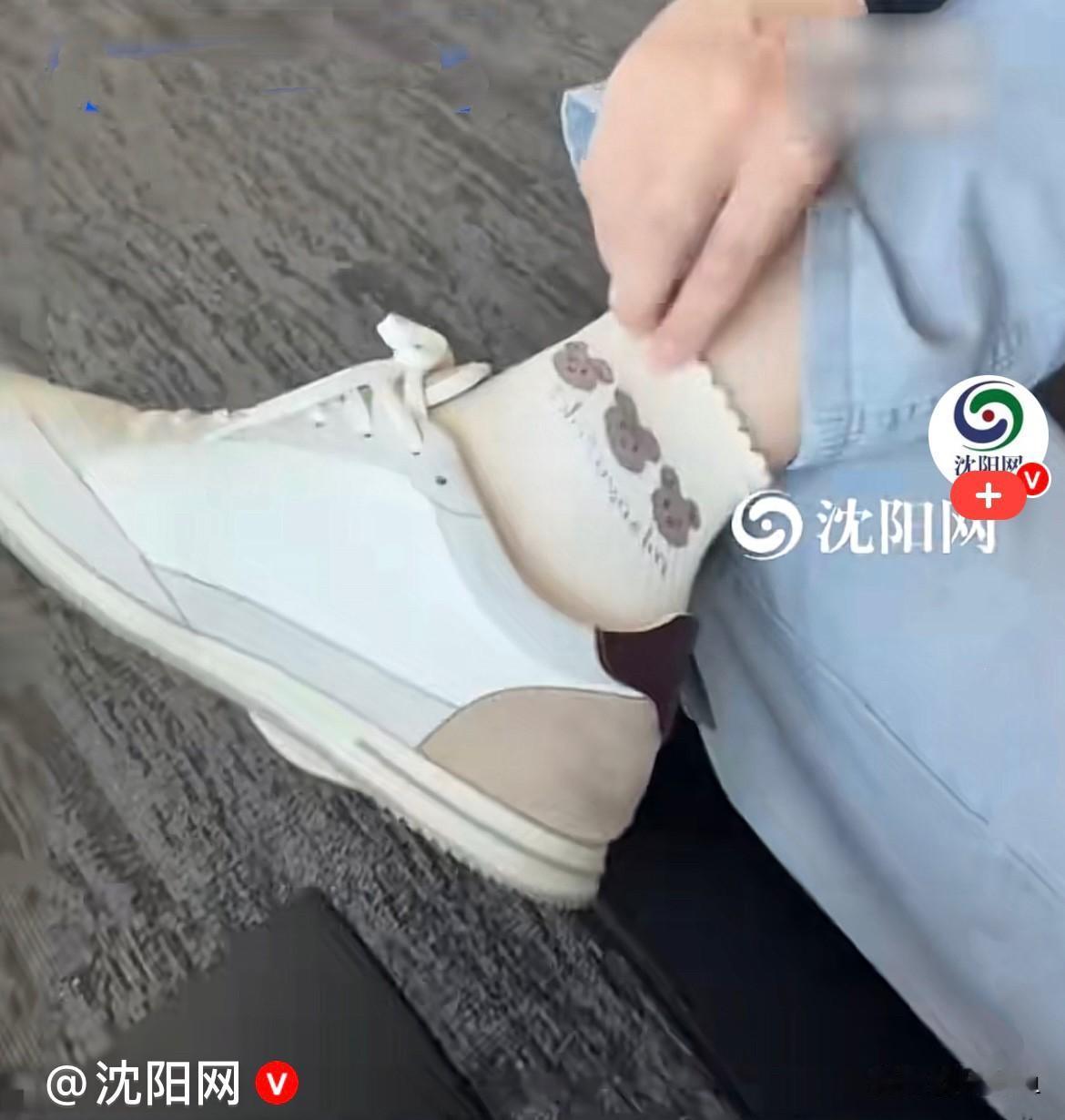 笑不活了……近日，辽宁沈阳一名大男生准备出门赶路，在机场、车站准备出发，临出发