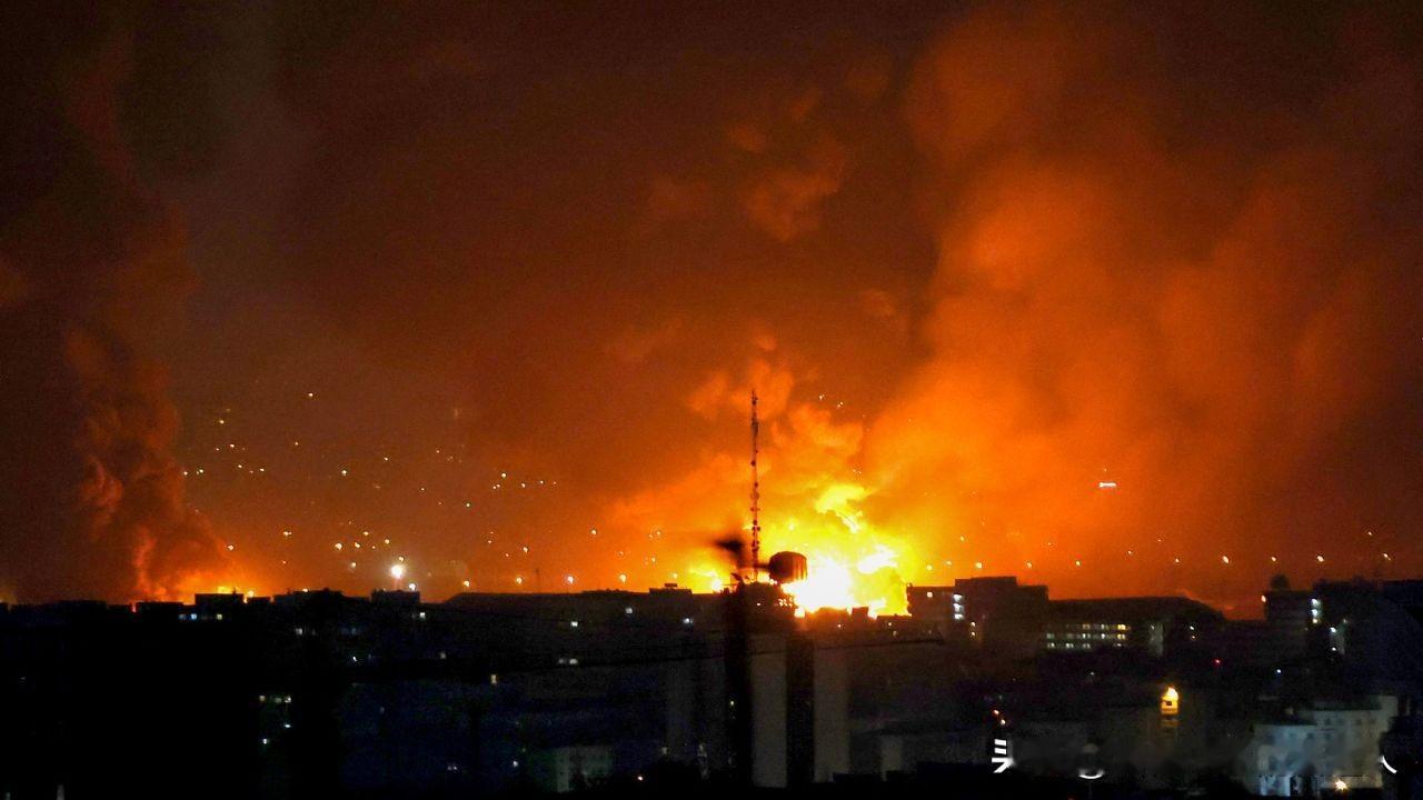 "真实承诺-4"行动，革命卫队海军导弹精准砸进阿布扎比美军中央弹药库，弹药殉爆，