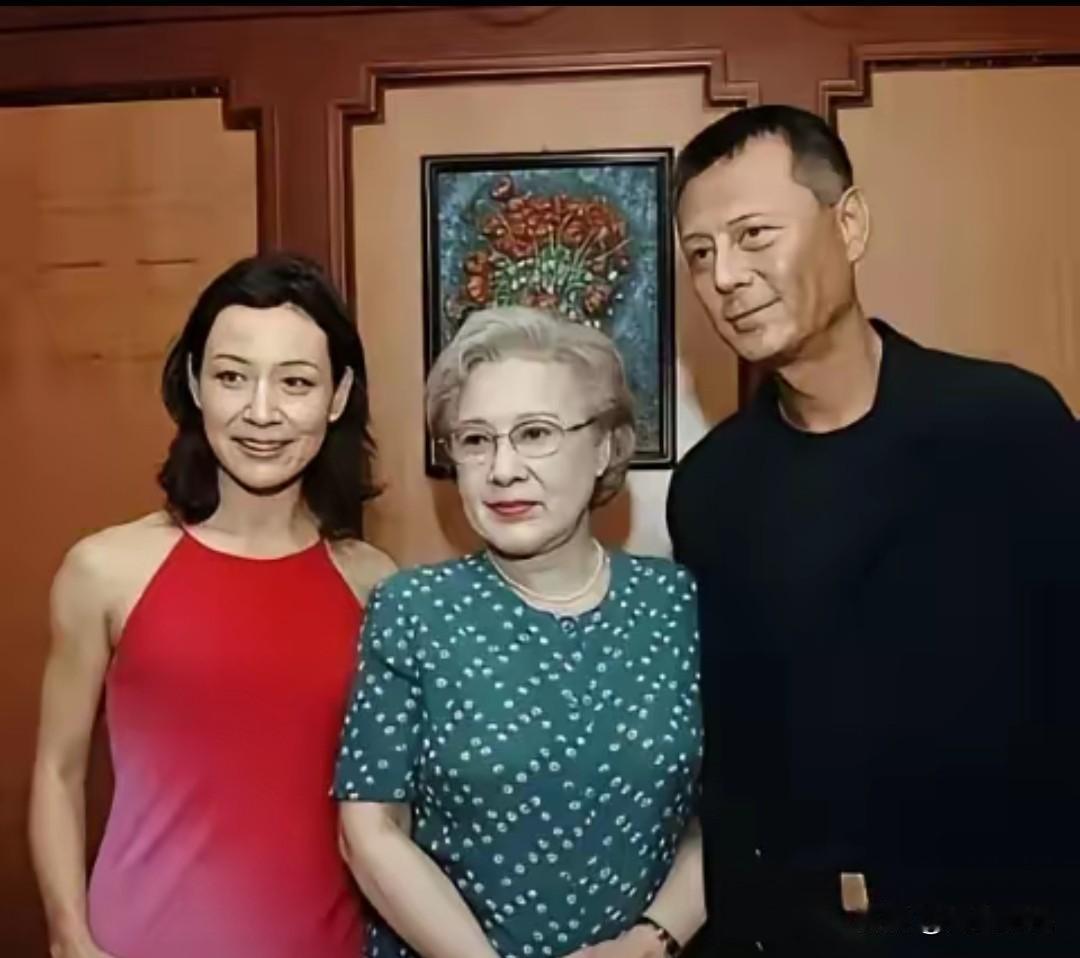 仔细一看，那时的陈冲细眉飞扬，明眸善睐，秀韵多姿！中间的和蔼可亲的艺术家秦怡，而