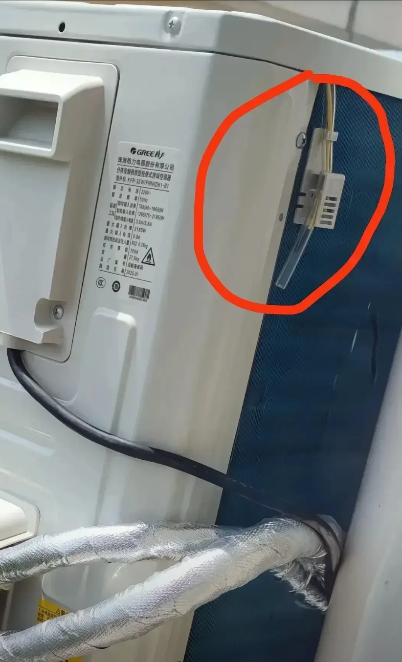 广东，一名女子给家里装了一台空调，等师傅装好后，她去检查了一下，看看装得是否牢固