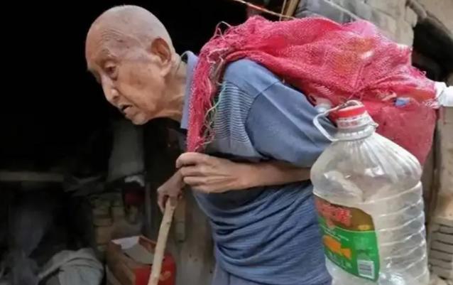 他当年用捆扎的手榴弹炸坦克时连眼皮都未曾眨动，现在却在派出所抖动着双臂，哭得像个