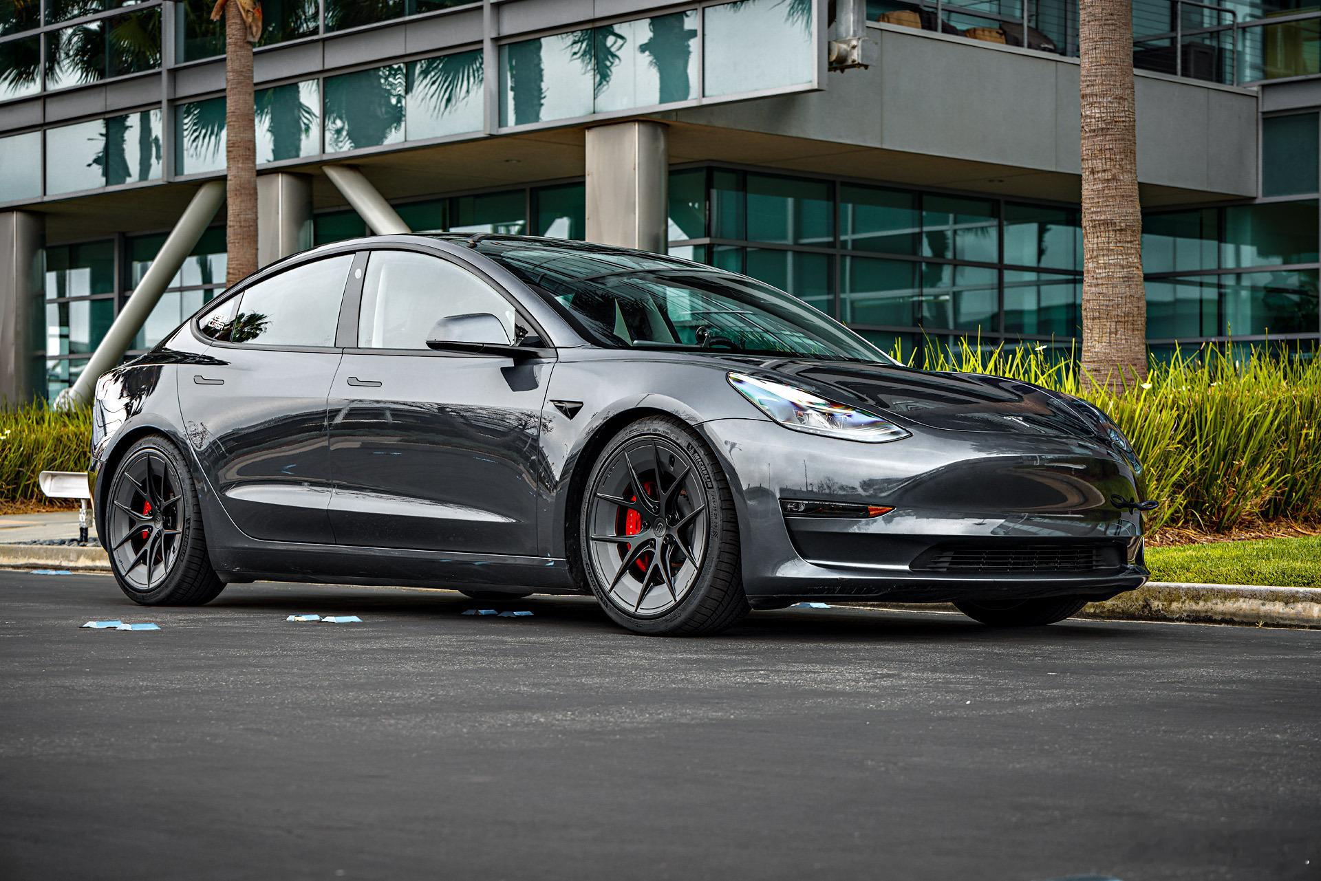 这个轮毂旁边加一圈有点多余了吧？[笑着哭]特斯拉model3performan