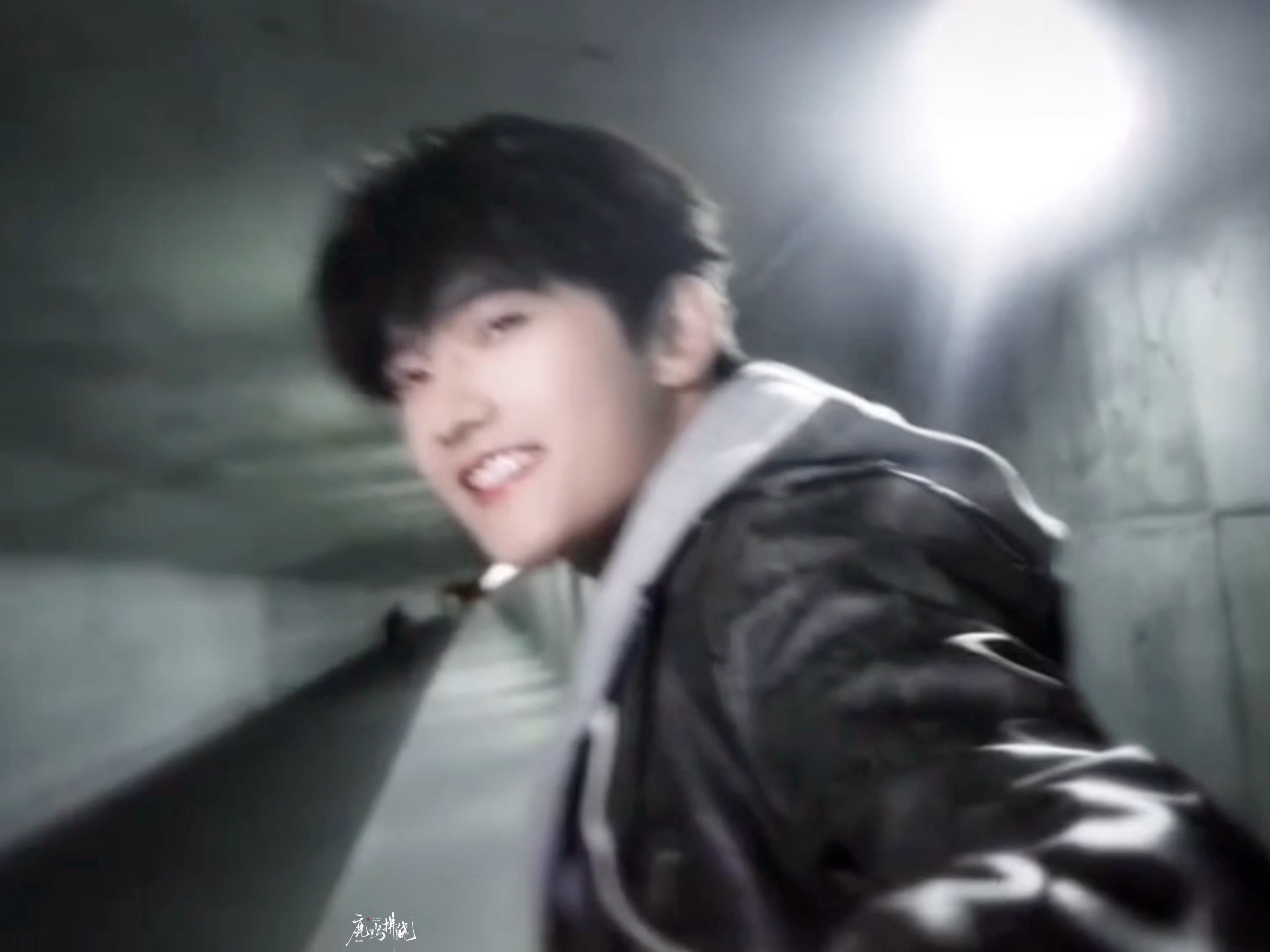 总觉得杨洋是那种表面风情云淡内心却风起云涌的人，他可以带着绝对的理性去谈那年的网