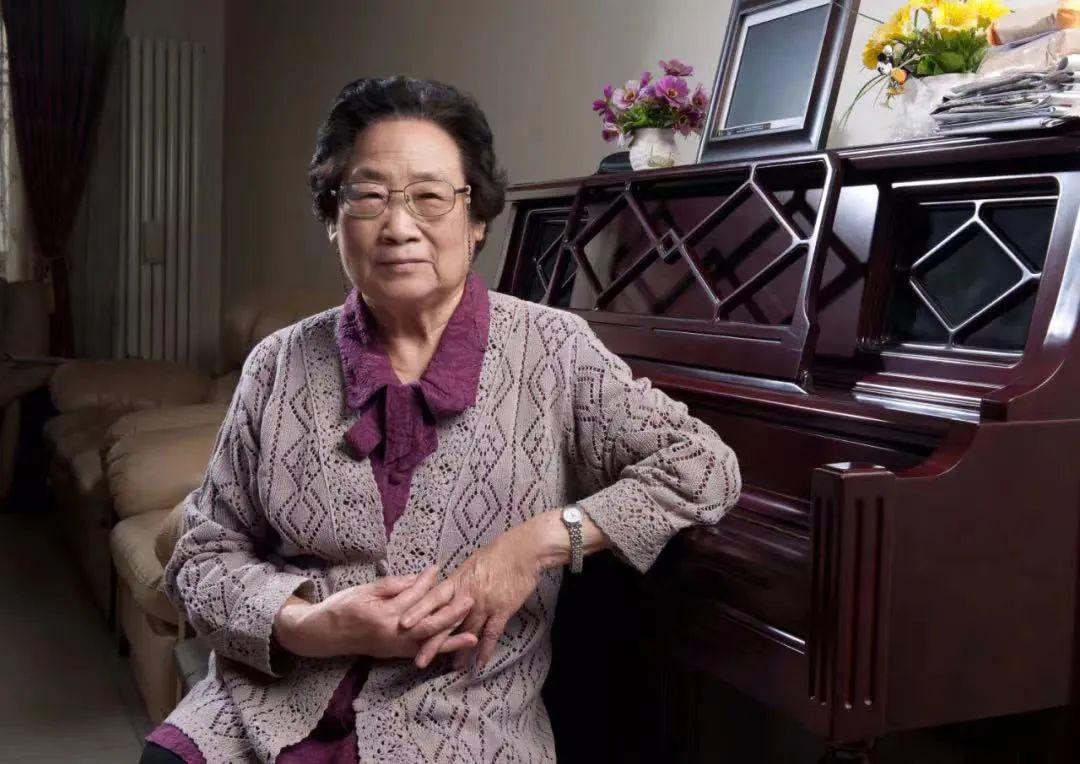 “此次屠呦呦获选为美国国家科学院的外籍院士，人们再次提出那个老问题：为什么她至今
