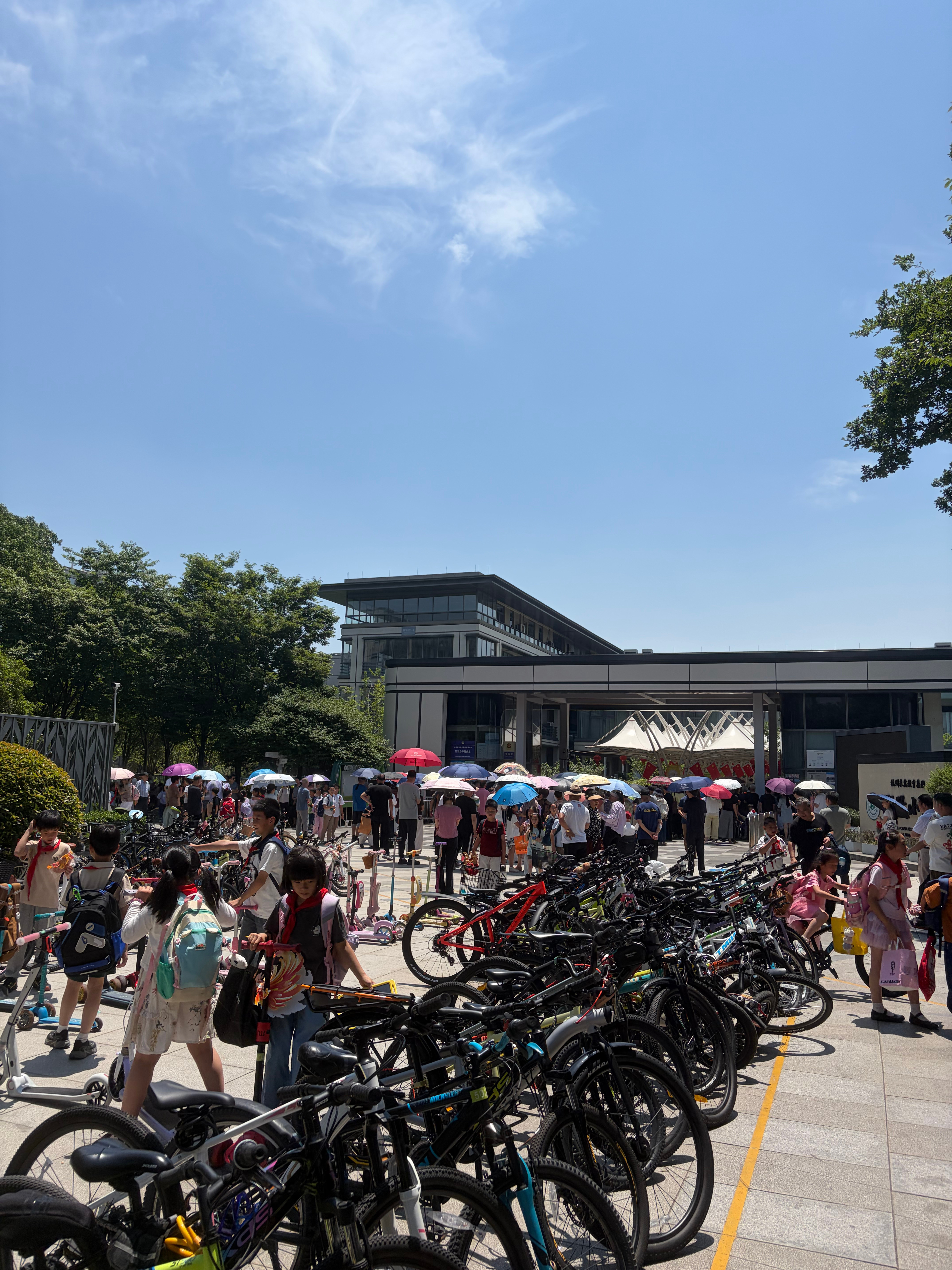 今天六一儿童节，学校放假半天，中午去接孩子放学，路上听到两个四年级孩子一边走一边