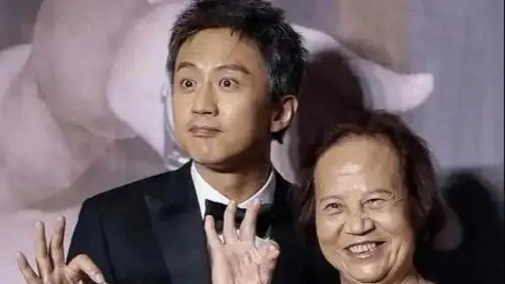 邓超搀扶母亲漫步街巷，夕阳为两人镀上暖色滤镜。他刻意放慢脚步，让母亲的白发与皱纹