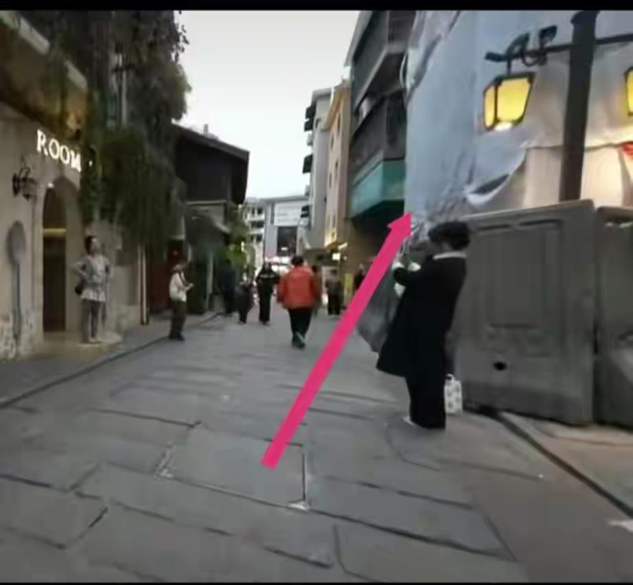 10月31日晚，长沙开福区潮宗街一正在装修的店铺外墙连同脚手架发生垮塌，现场救出