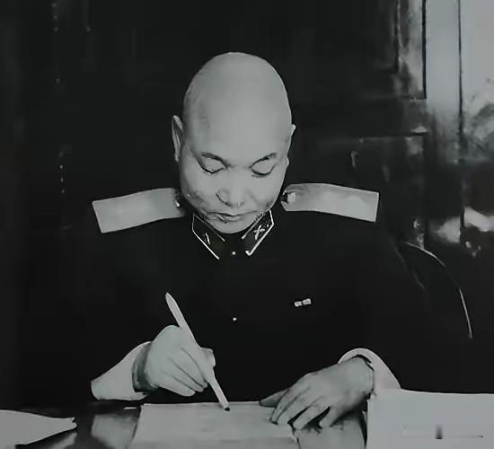 1979年，因为母亲贺子珍长期住在上海，身体越来越差，李敏想把母亲接到北京，住得
