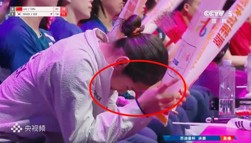 这次苏迪曼杯，韩国队真是把“输不起”三个字写在脸上了！先说安洗莹，首场女单赢