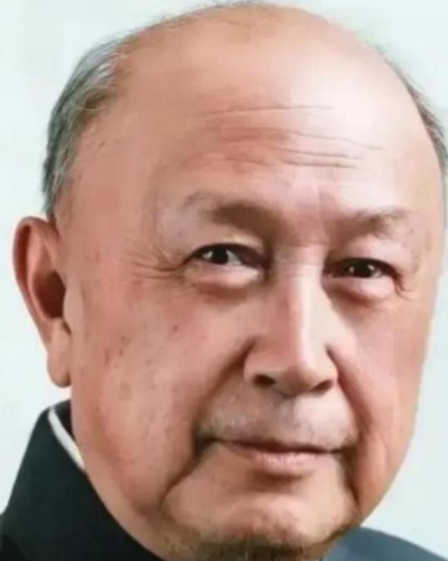 1964年，钱学森回家吃饭，夹起一块红烧肉，突然惊呼：“别吃，拿去化验！”谁知