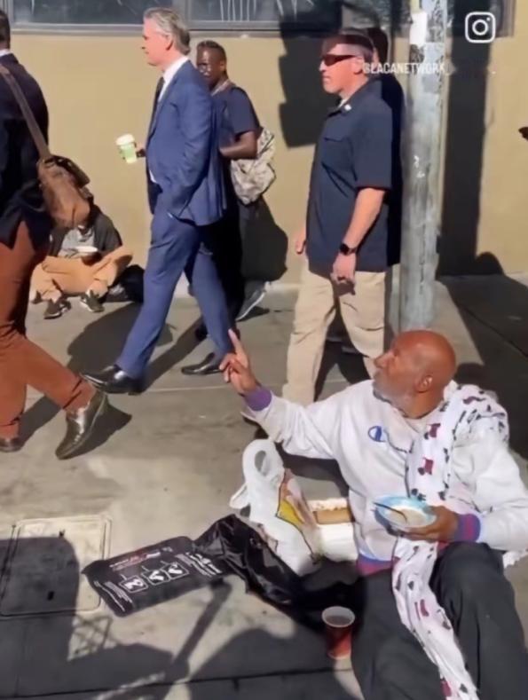 共存了，加州州长单手插兜路过“斩杀线”美国社交媒体一张图突然登上了中国得热搜，