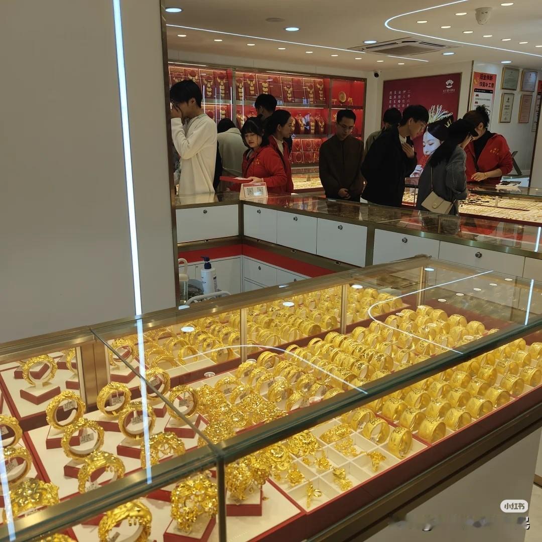 别被金店忽悠了！黄金涨价根本不是缺货，这背后的门道你得懂跟你说个事儿，你听