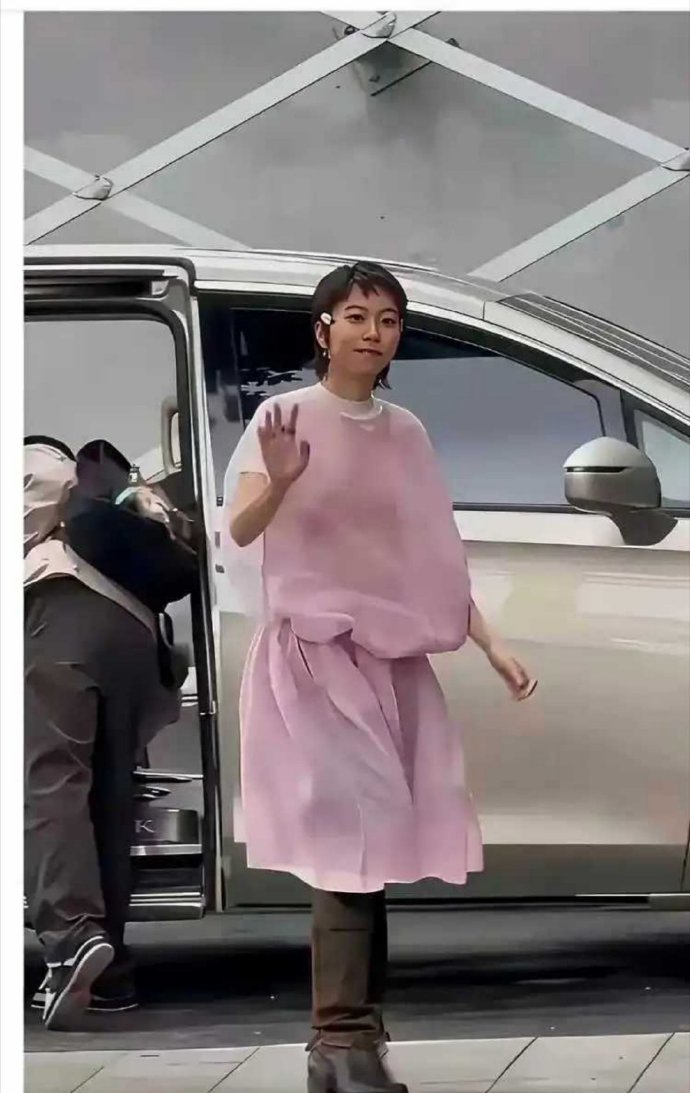 28岁窦靖童粉裙亮相，气质超像王菲​​​