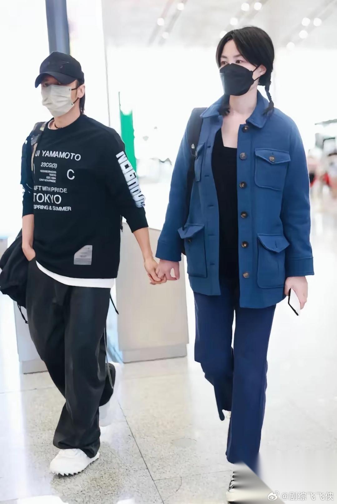6月24日，谢霆锋接王菲同机抵达西安准备他的演唱会。看到王菲的装束，忽然想到一个