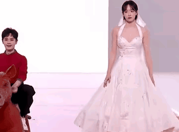 干什么给曹骏设计这样尴尬的出场方式，是要COS公主和将军吗？好歹马给做的高大一些