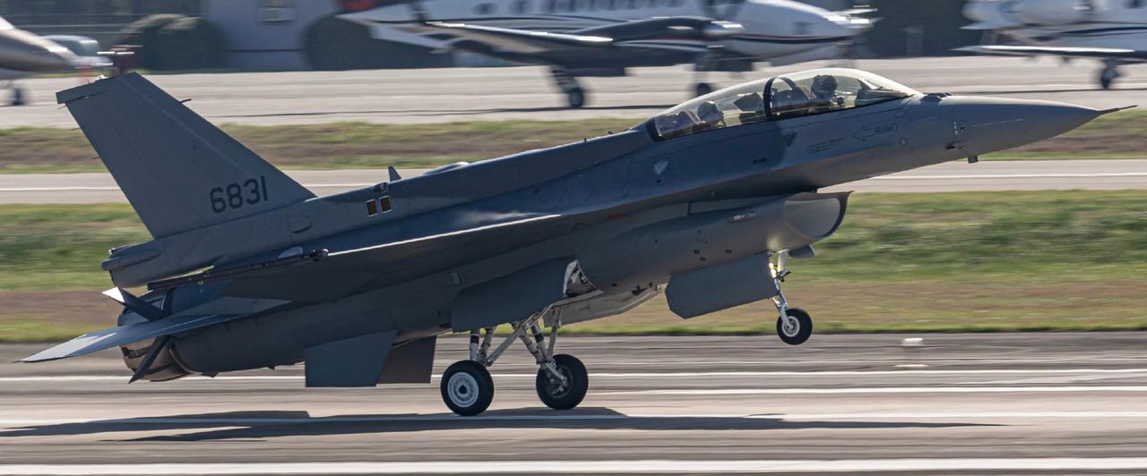 伪台空军订购的双座型F-16V战斗机6831号在近期在美国被拍到进行出厂验收试飞