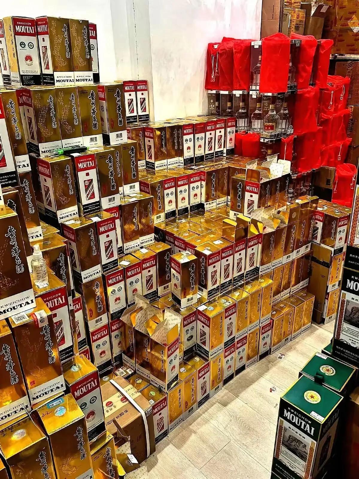 白酒行业要变天了！过年吃席三十桌都配了泸州老窖，结果就一桌有人喝，其他人全喝饮料