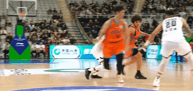 又有五尬球了！洛夫顿谈王哲林：“我们的配合很默契。”“不过有时候会有一些