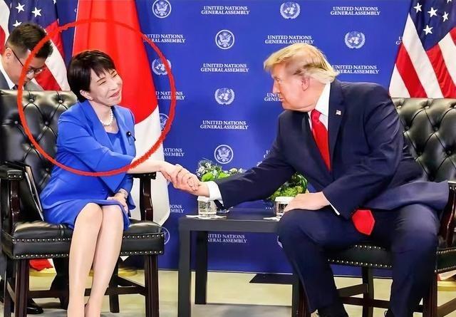 日本国内骂声一片！日本网友都看不下去了！多家外媒曾在报道中称，高市早苗在纽约与特