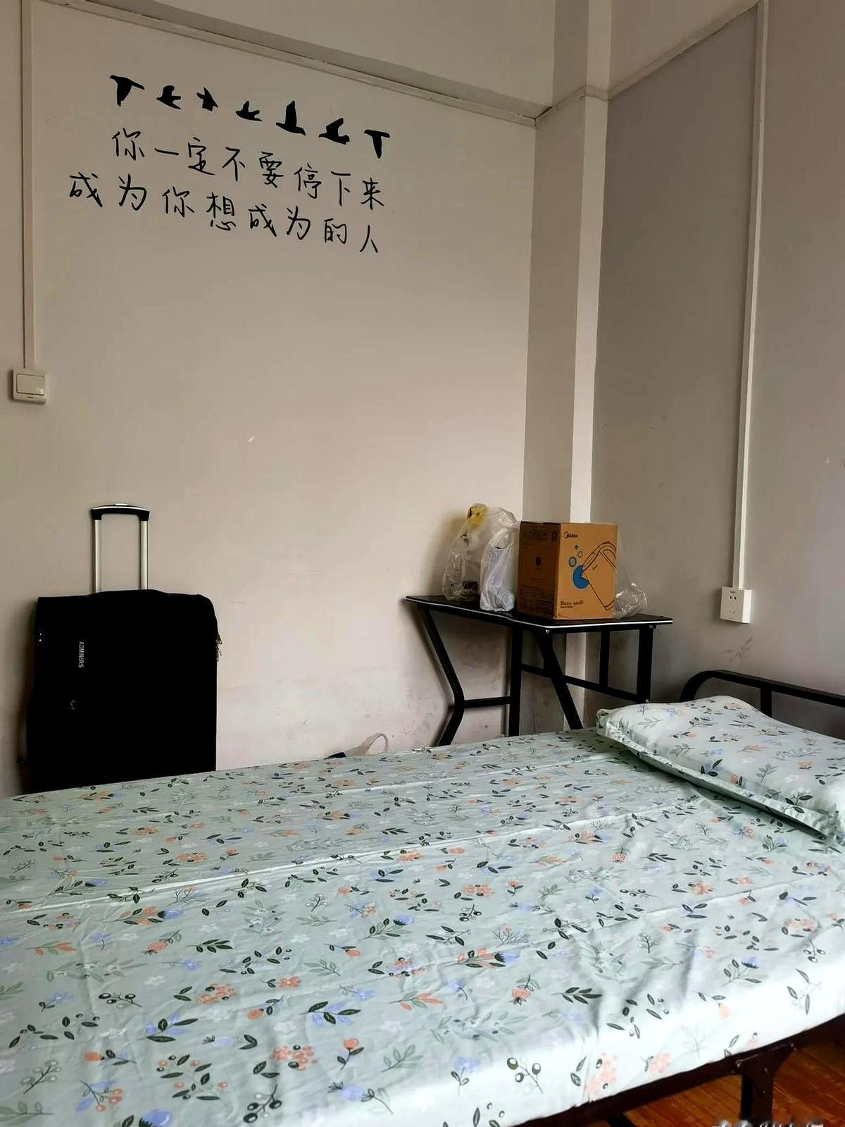 女儿上大学刚一年，就嚷嚷着要租房子单独住，不想住学生寝室了。无奈我们只好给她