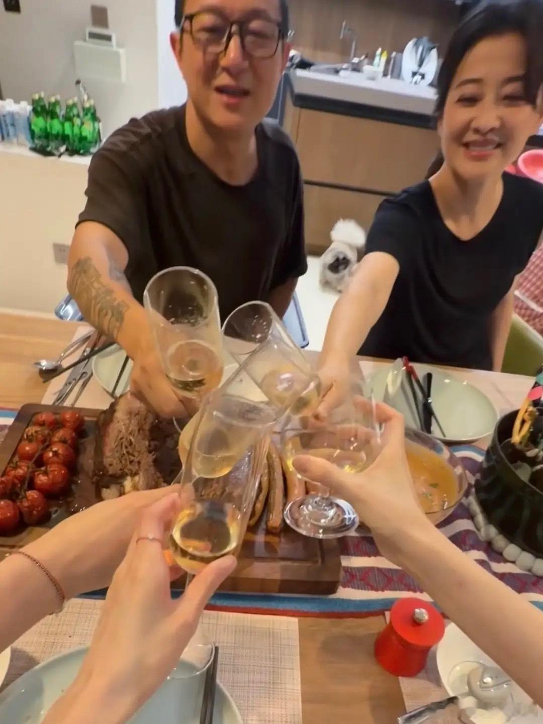 张碧晨和周雨彤去梅婷家里吃大餐，曾剑做拿手好菜招待客人，几个人在别墅客厅里举杯庆