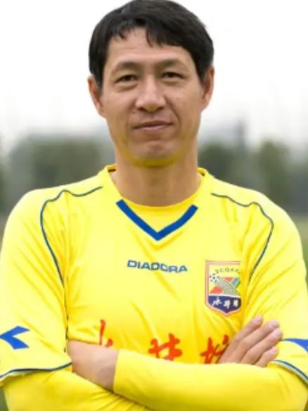 2002年，国足名宿黎兵要和空姐妻子离婚，他选择净身出户，房，存款全都留给对方，
