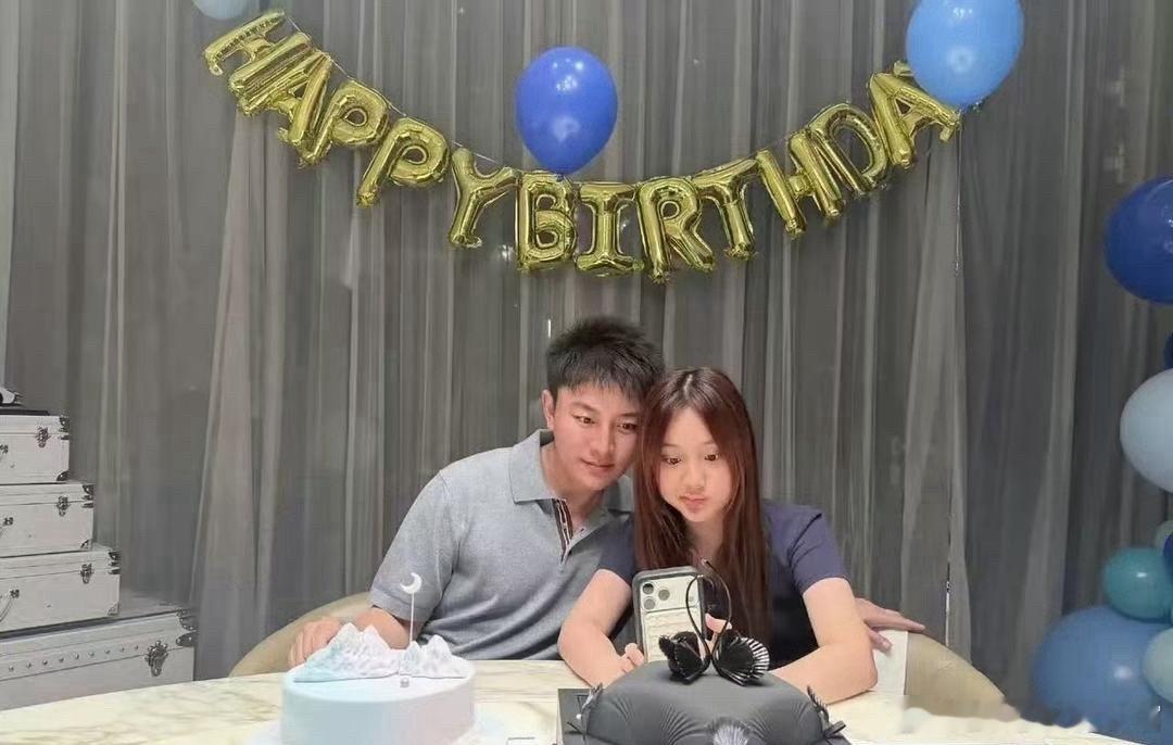 42岁贾乃亮生日晒甜馨合影，父女一起做蛋糕太暖了