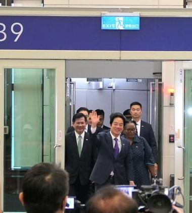 赖清德回台，机场发生的一幕令岛内民众破防！难怪特朗普懒得理他。 5月5日上午