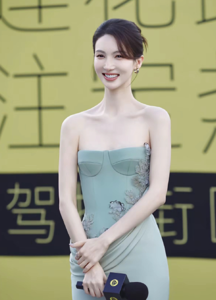 金晨宛如一朵清雅的白莲，美得清新脱俗，动人心魄。每一次出现，都像带着晨露般沁人心