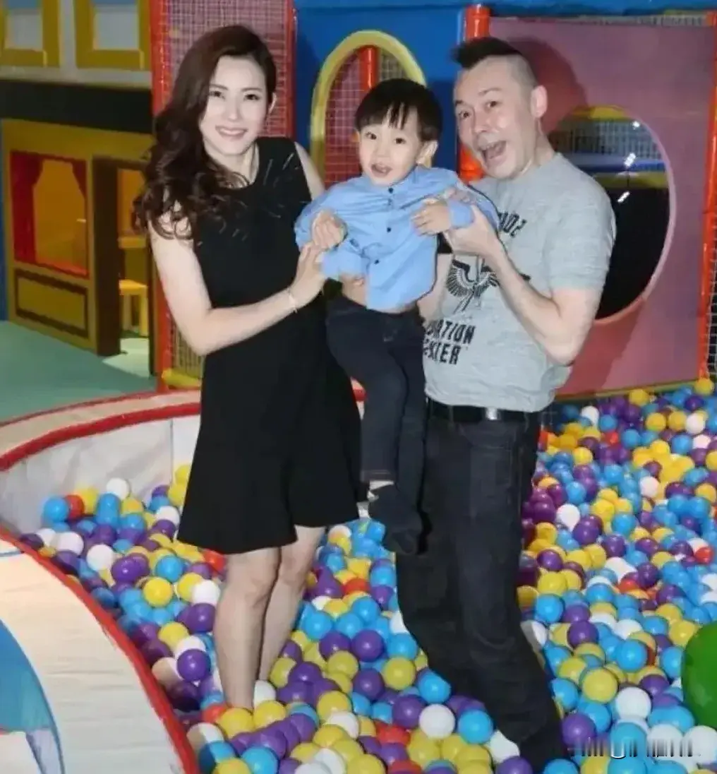 一张温馨合影，藏着一个13岁孩子再也等不到的父亲“鬼王”雷宇扬走了。62岁，胃癌复发，9月7日在广州