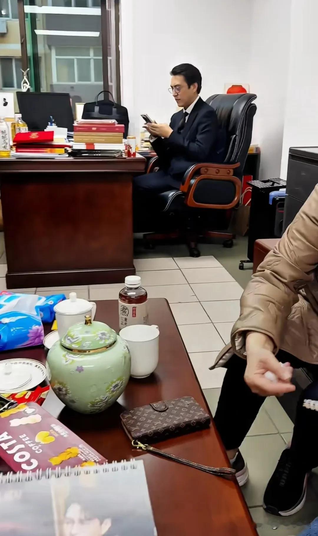 这就是靳东的办公室啊，跟我想象中不一样呀，原以为他一个人一间办公室呢，原来只是占