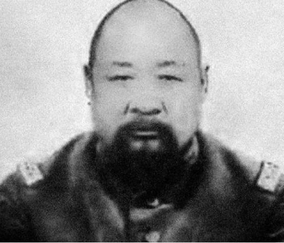 1880年腊月二十八，张怀芝到亲娘舅家去借钱，娘舅瞧不起他，只用一斗黑豆，打发了