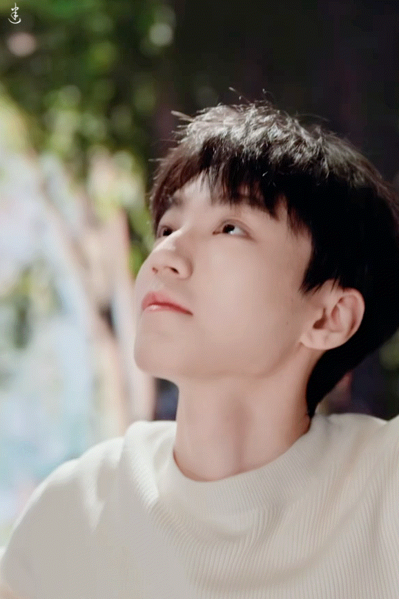 科学研究表明，当猫咪45度仰望天空露出这个表情就代表咪很幸福🥰🤲🤲王俊凯法