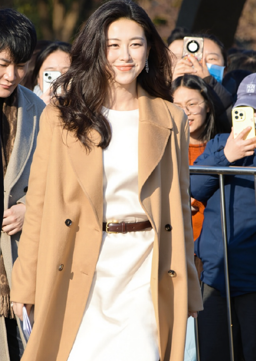 愿你前路繁花似锦，眼眸永远盛满星光